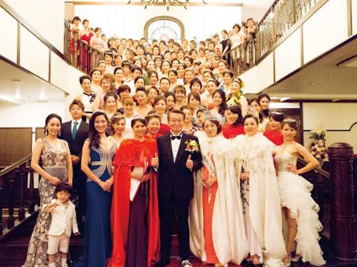 グランプリ受賞者など参加者らと記念撮影（前列中央＝新川紗敏会長）